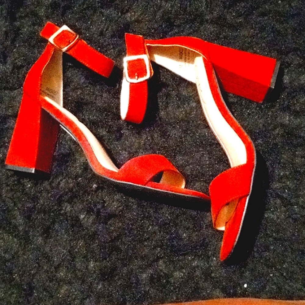 This type of shoes is anThick Clutch Burnt Wedged Heel